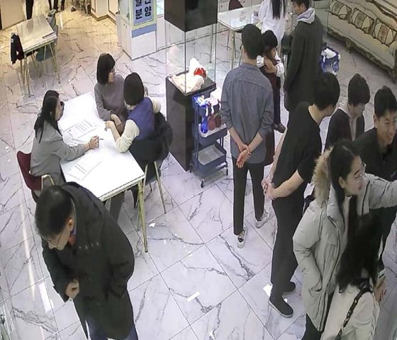 방문 고객으로 붐비는 도그마루 매장