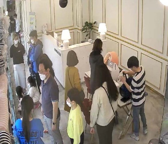 방문 고객으로 붐비는 도그마루 매장