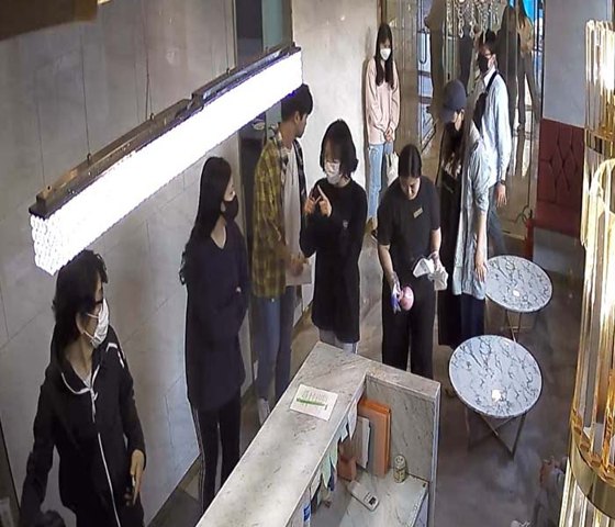 방문 고객으로 붐비는 도그마루 매장